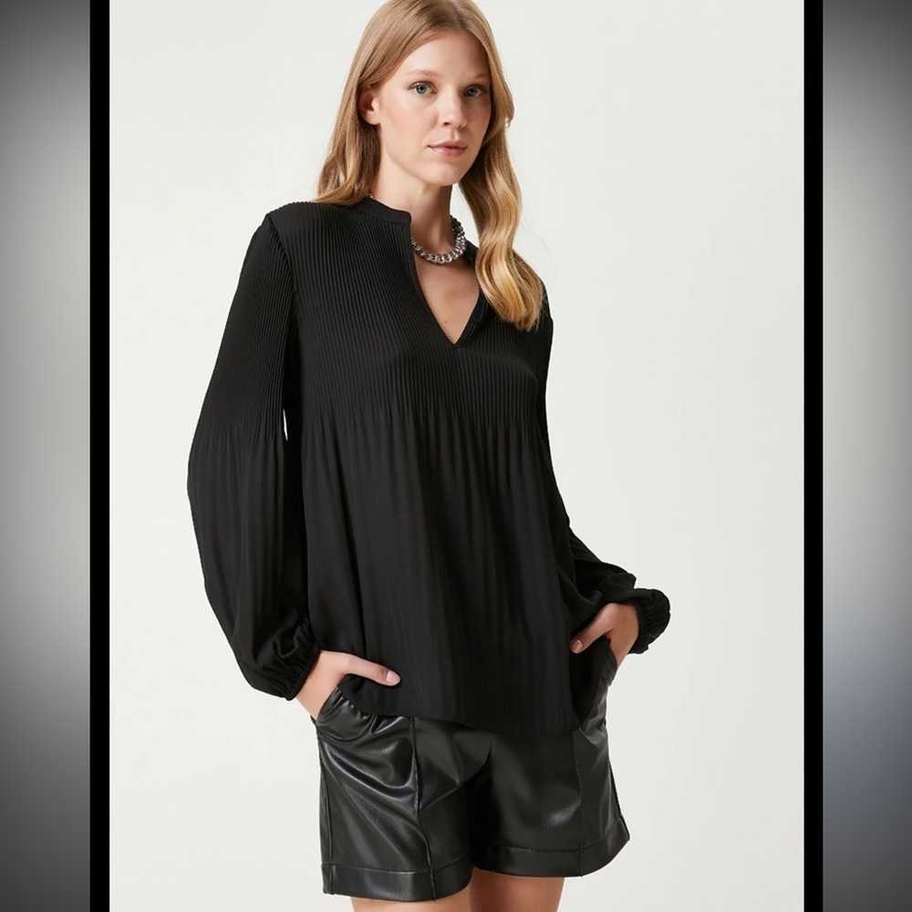 Truth by Republic Black Pleated Long Sleeve Blouse S